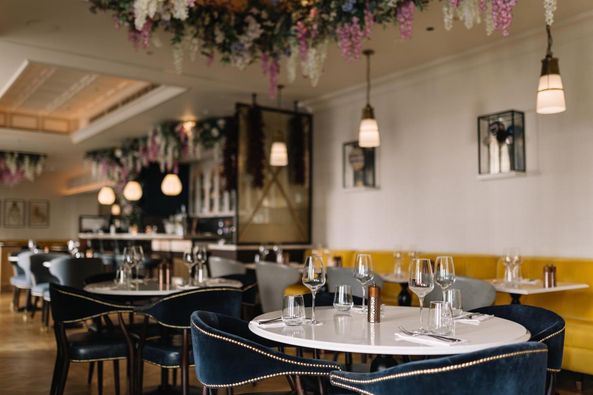 100 Queen'S Gate Hotel London, Curio Collection By Hilton Eksteriør billede Interior of the restaurant