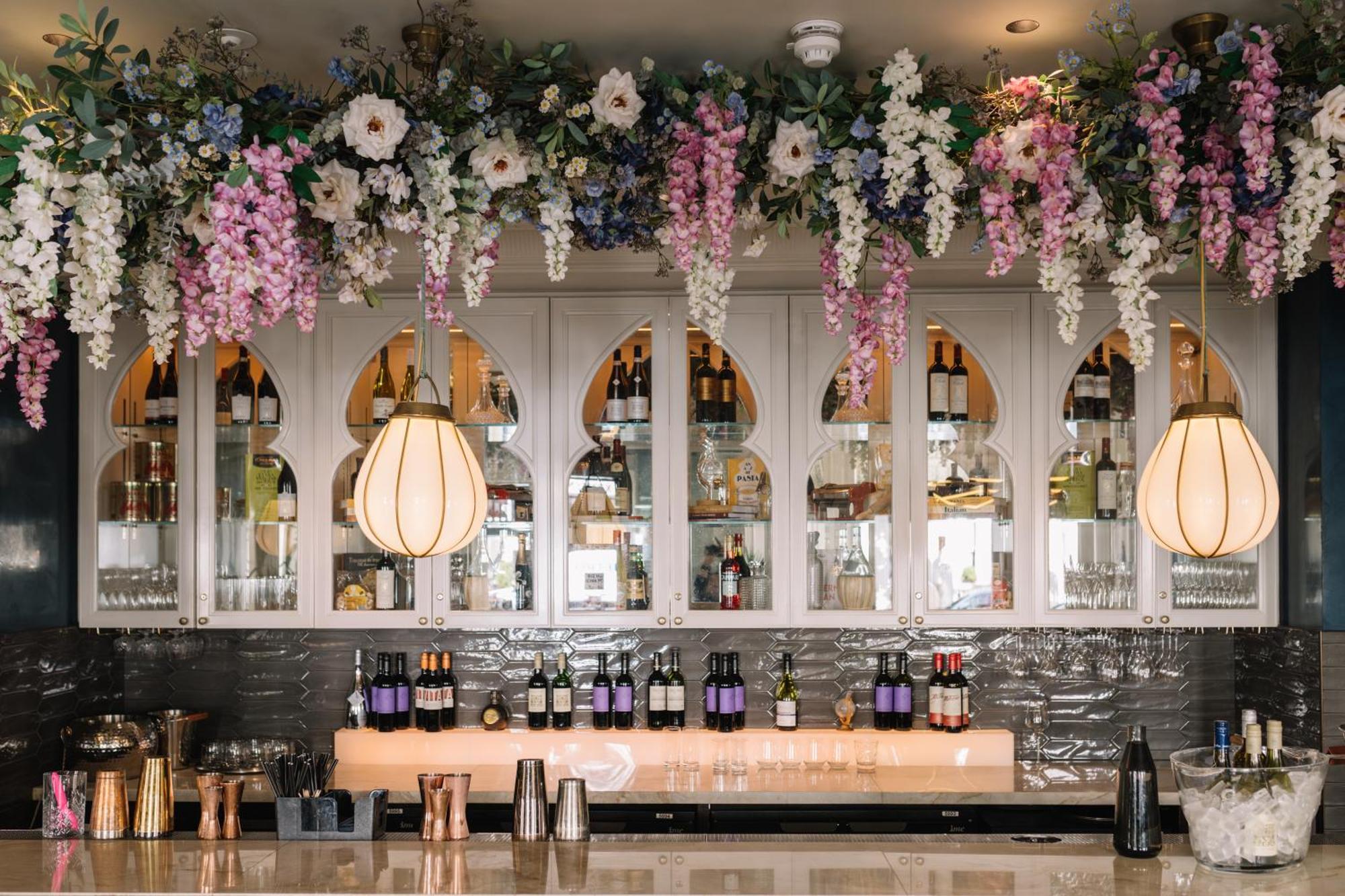 100 Queen'S Gate Hotel London, Curio Collection By Hilton Eksteriør billede The bar at the Ivy Temple Row