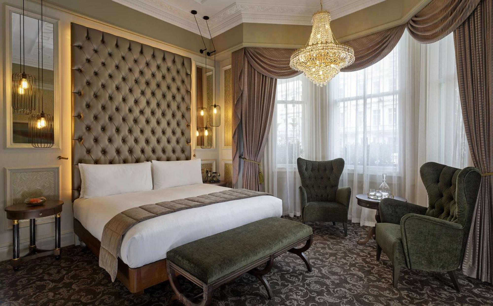 100 Queen'S Gate Hotel London, Curio Collection By Hilton Eksteriør billede A bedroom at the hotel