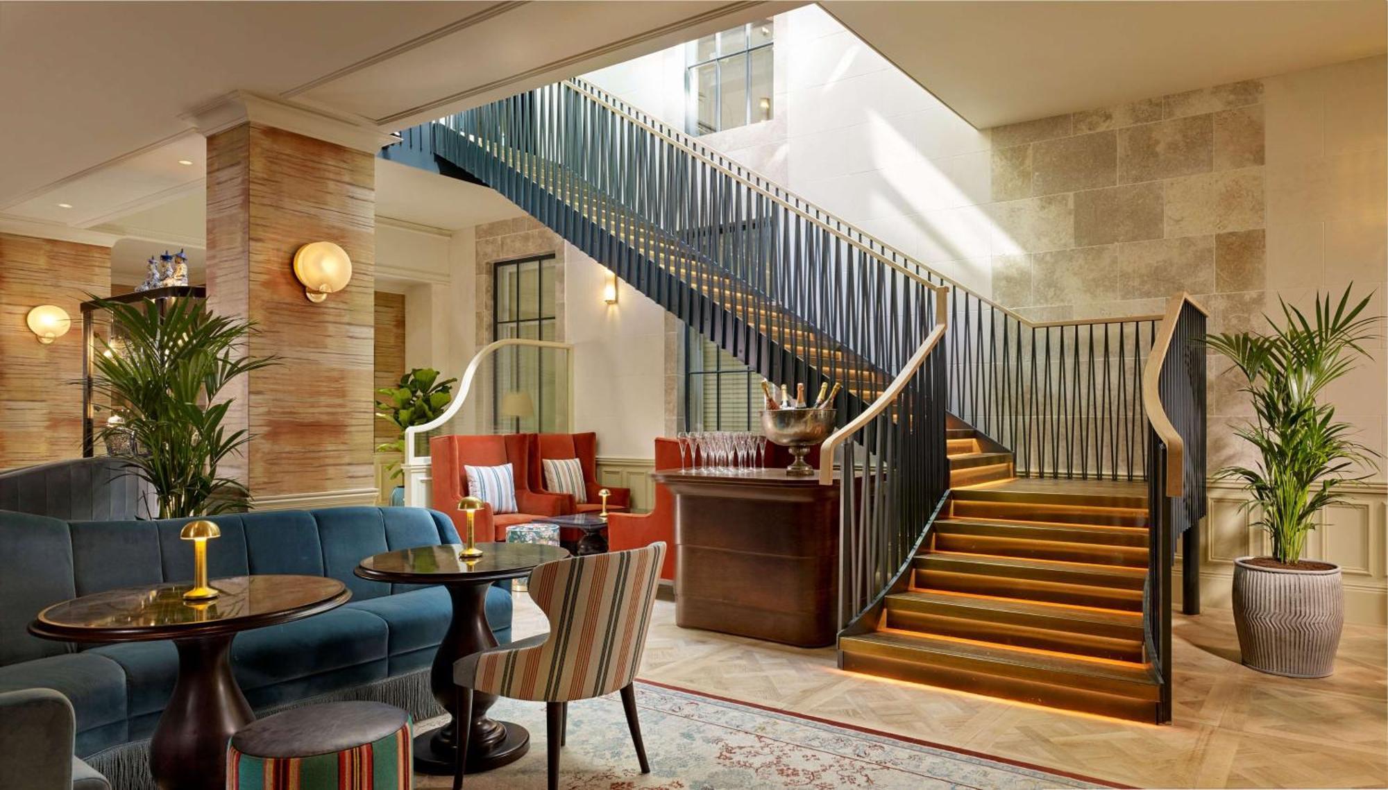 100 Queen'S Gate Hotel London, Curio Collection By Hilton Eksteriør billede The staircase at the hotel