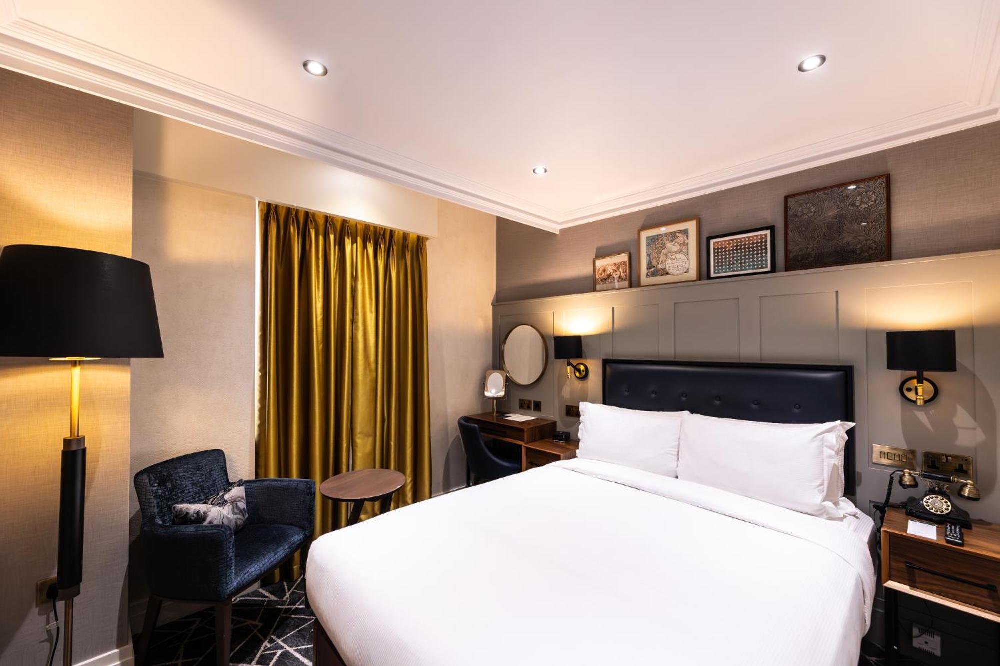 100 Queen'S Gate Hotel London, Curio Collection By Hilton Eksteriør billede A bedroom at the hotel