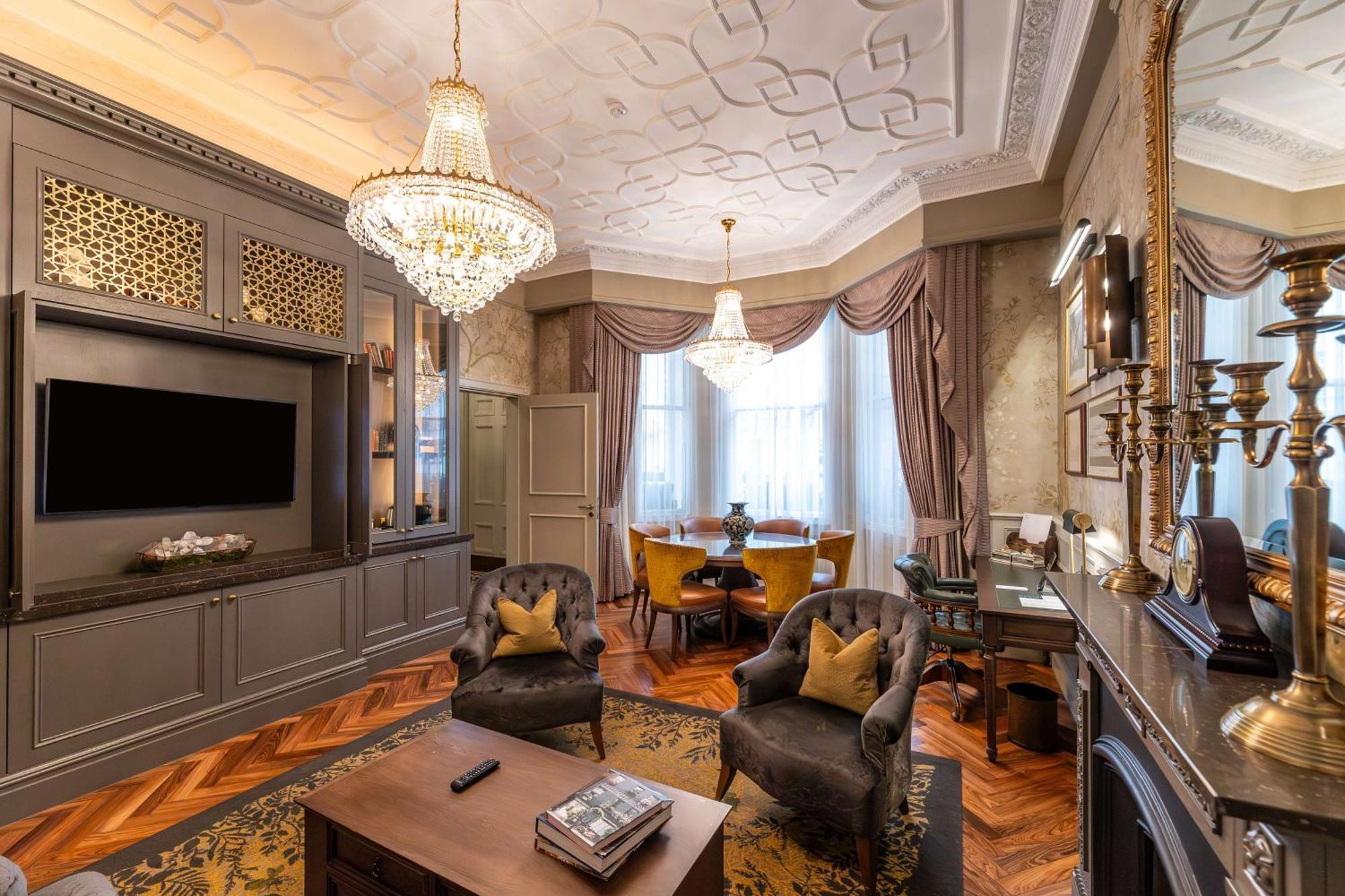 100 Queen'S Gate Hotel London, Curio Collection By Hilton Eksteriør billede The living room of a suite at the hotel