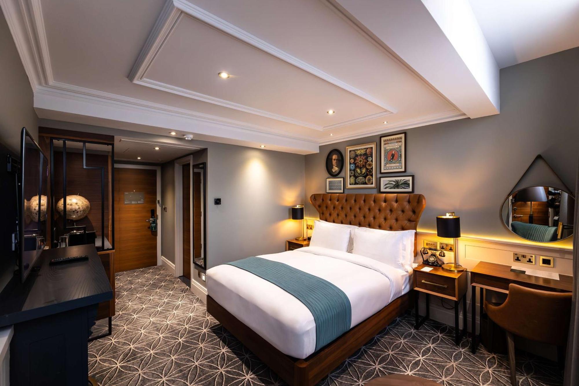 100 Queen'S Gate Hotel London, Curio Collection By Hilton Eksteriør billede A bedroom at the hotel