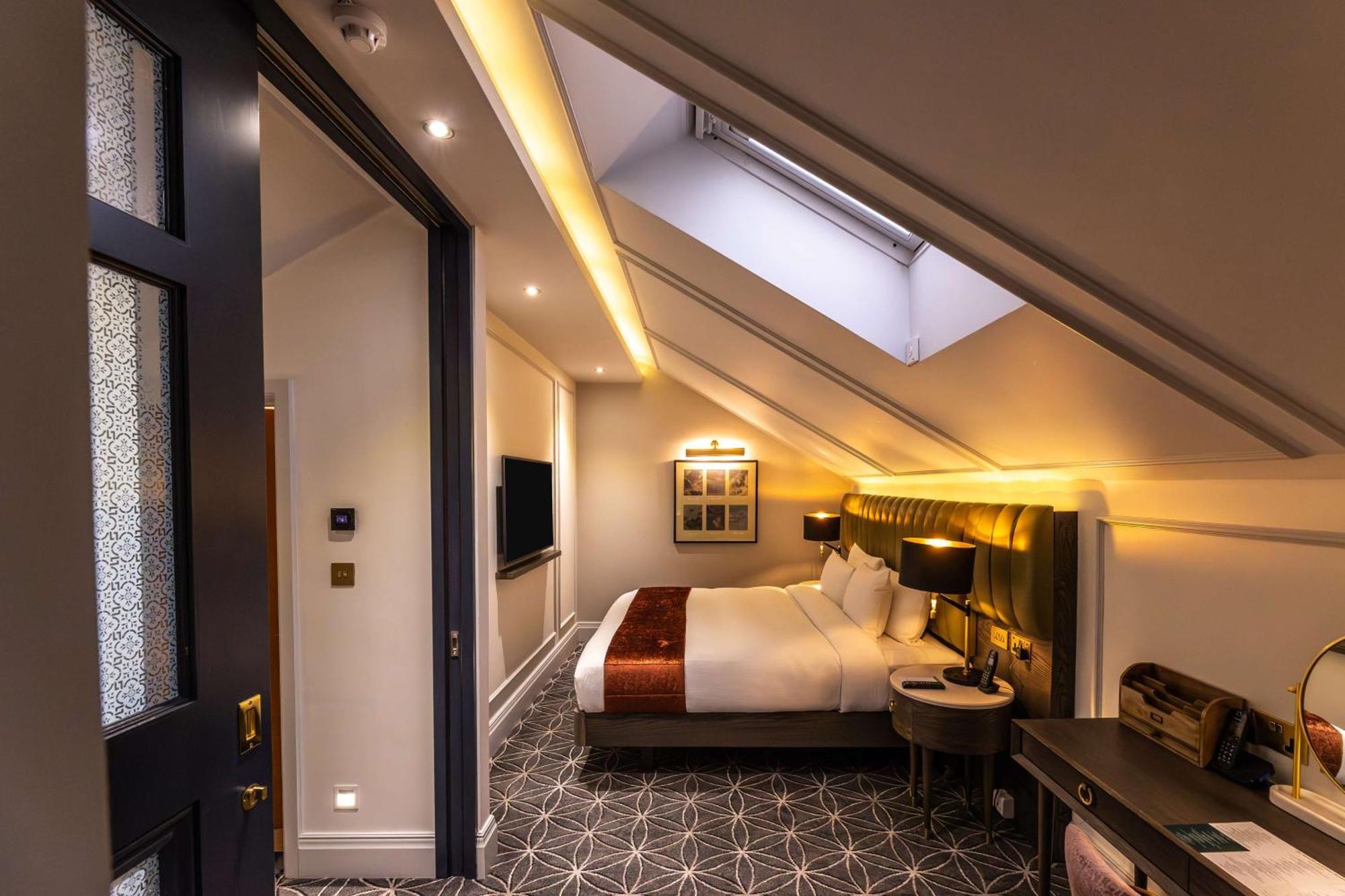 100 Queen'S Gate Hotel London, Curio Collection By Hilton Eksteriør billede A room at the hotel