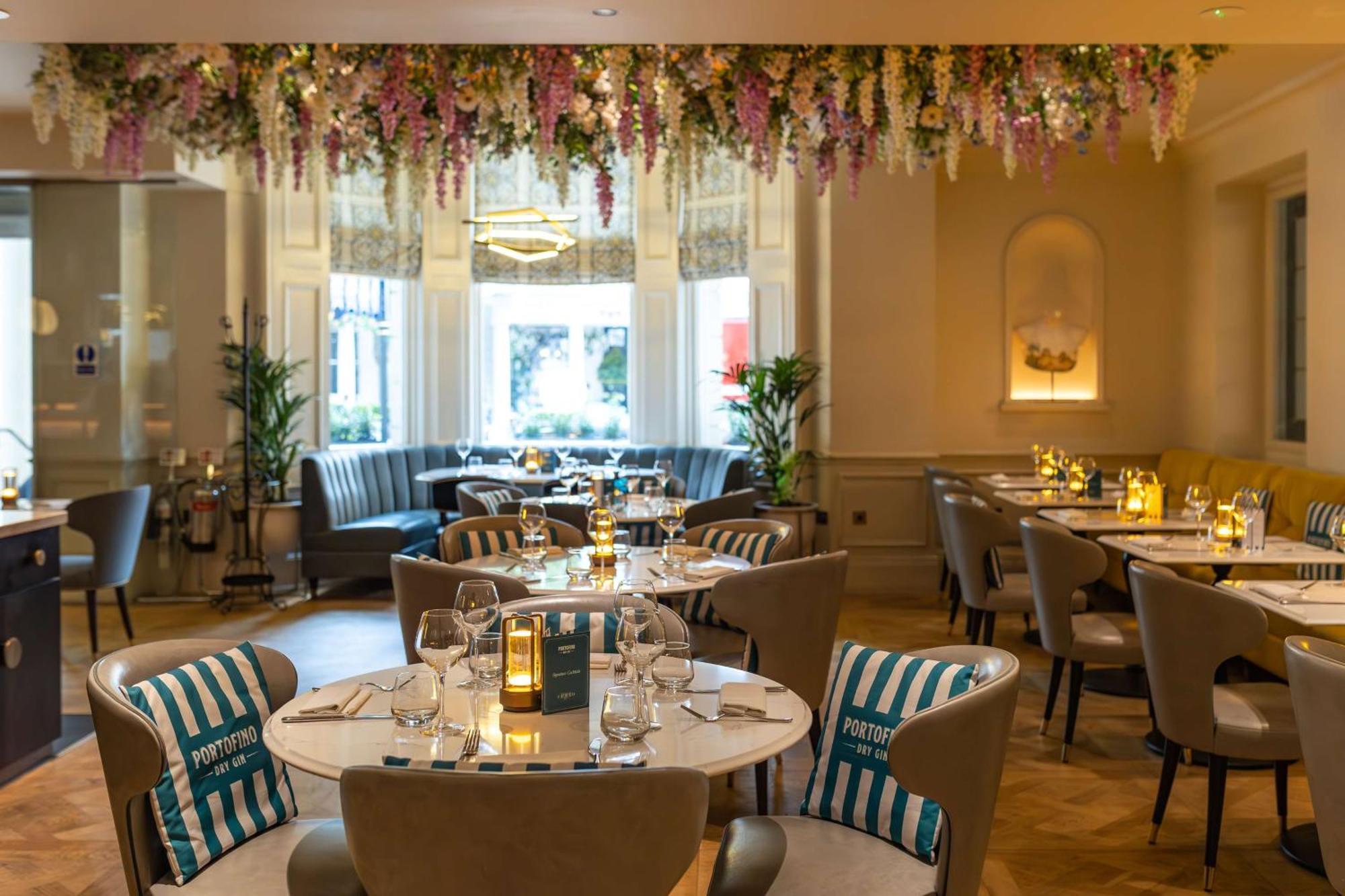 100 Queen'S Gate Hotel London, Curio Collection By Hilton Eksteriør billede The interior of the restaurant
