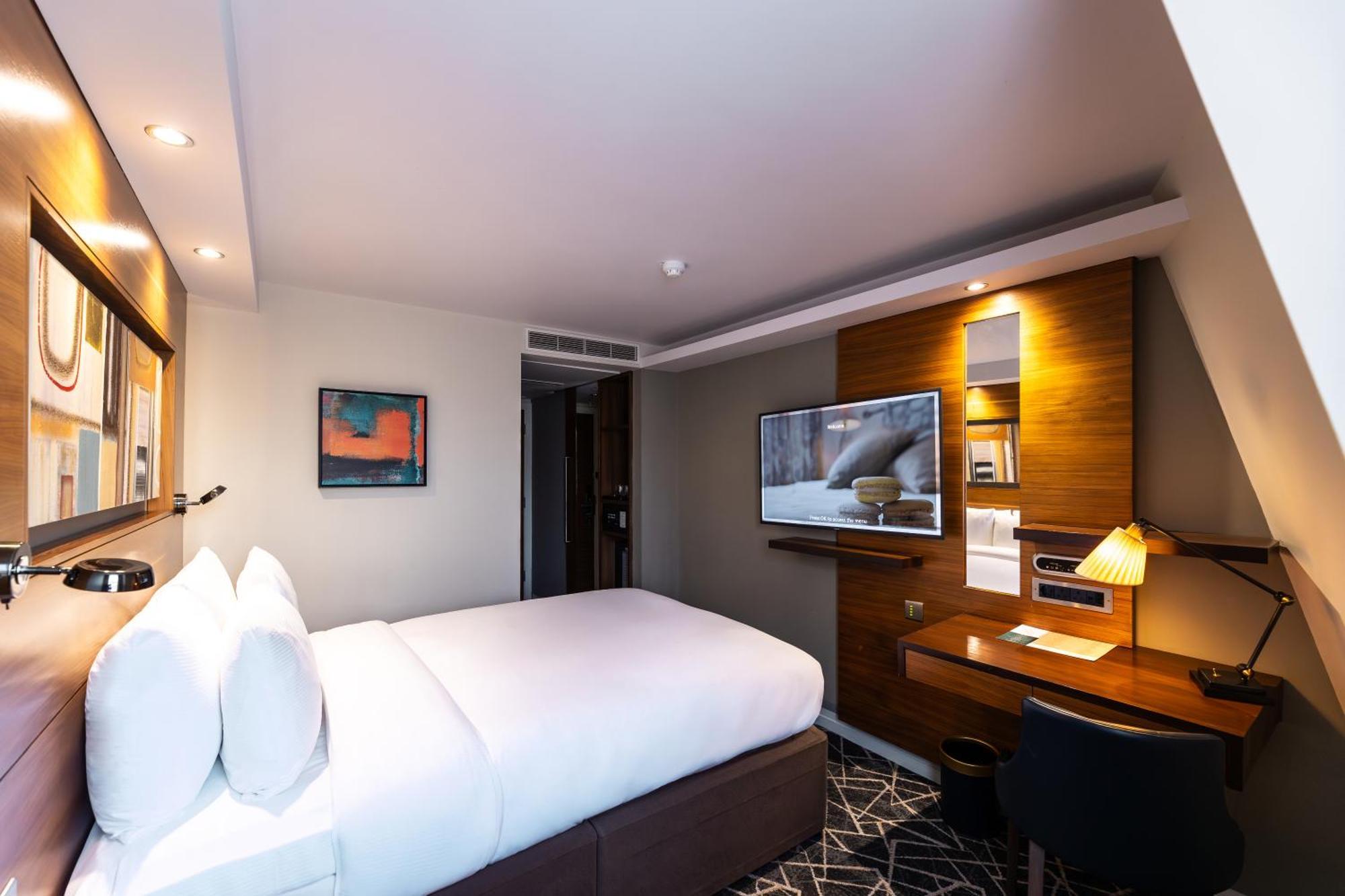100 Queen'S Gate Hotel London, Curio Collection By Hilton Eksteriør billede A room at the hotel