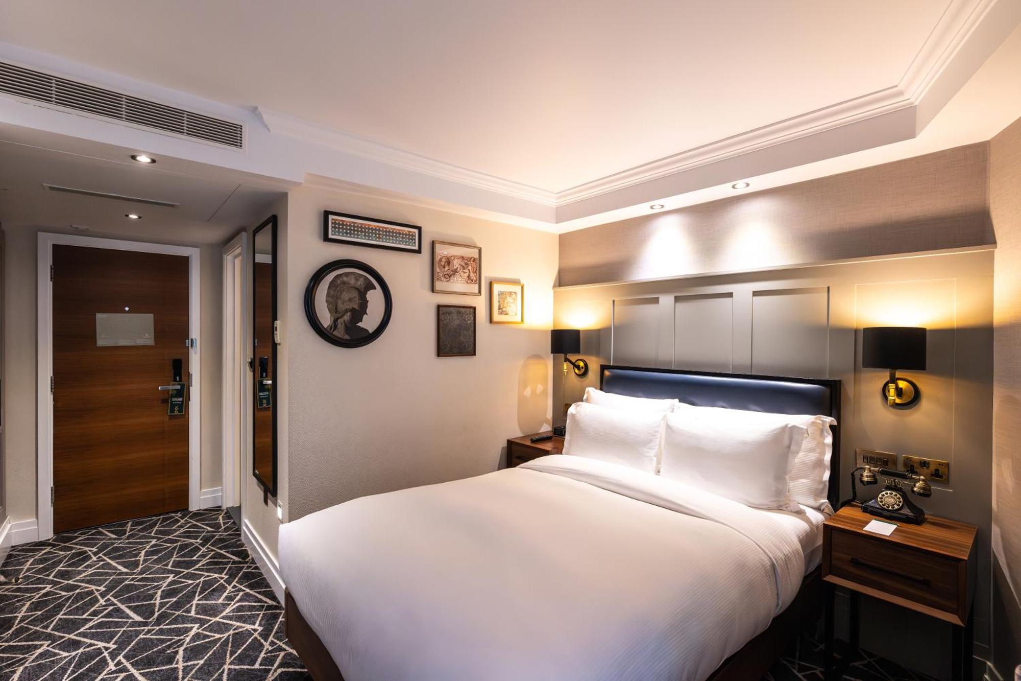 100 Queen'S Gate Hotel London, Curio Collection By Hilton Eksteriør billede A bedroom at the hotel